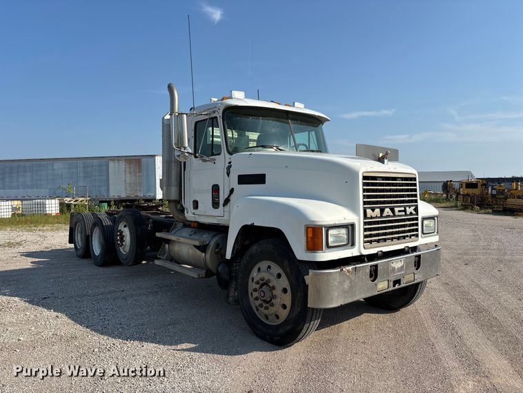 2003 Mack CH613 Semi Truck - photo 3
