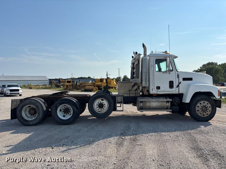 2003 Mack CH613 Semi Truck - photo 4