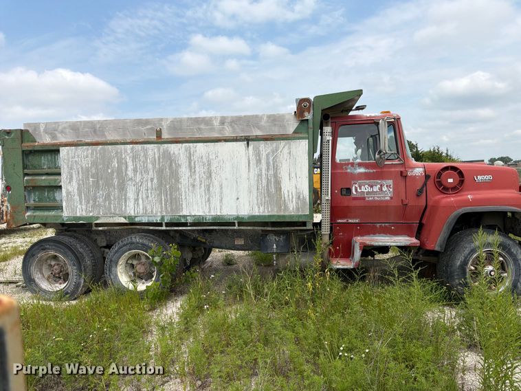 1994 Ford LT8000 Dump Truck - photo 4