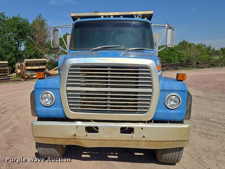 1986 Ford LT8000 Dump Truck - photo 2