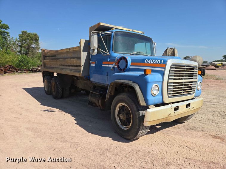1986 Ford LT8000 Dump Truck - photo 3