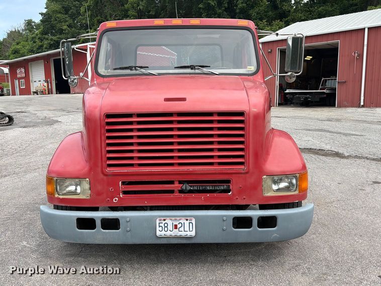1995 International 4700 Flatbed Truck - photo 2
