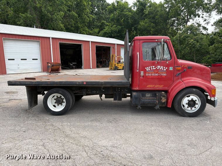 1995 International 4700 Flatbed Truck - photo 4
