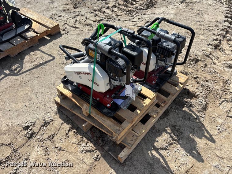 (2) Dynapac DFP8X Plate Compactors - photo 3
