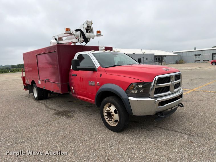 2014 RAM 5500HD Bucket Truck - photo 3