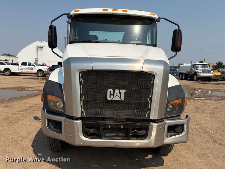 2015 Caterpillar CT660 Semi Truck - photo 2