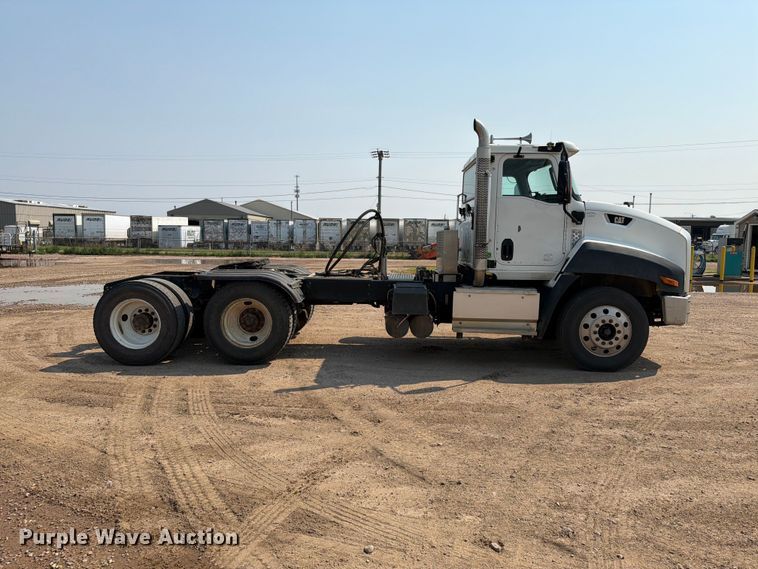 2015 Caterpillar CT660 Semi Truck - photo 4