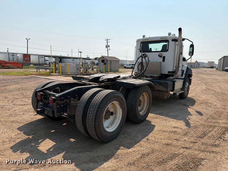 2015 Caterpillar CT660 Semi Truck - photo 5