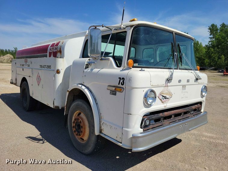 1984 Ford 7000 Fuel Truck - photo 3