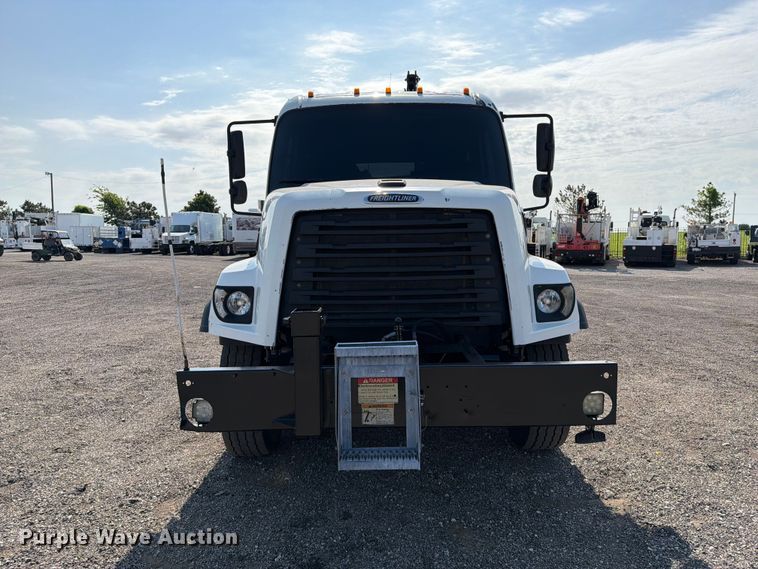 2016 Freightliner 108SD Crew Cab Crane Truck - photo 2