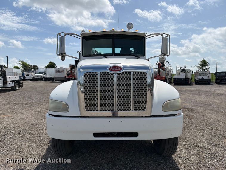 2006 Peterbilt 335 Utility / Service Truck - photo 2