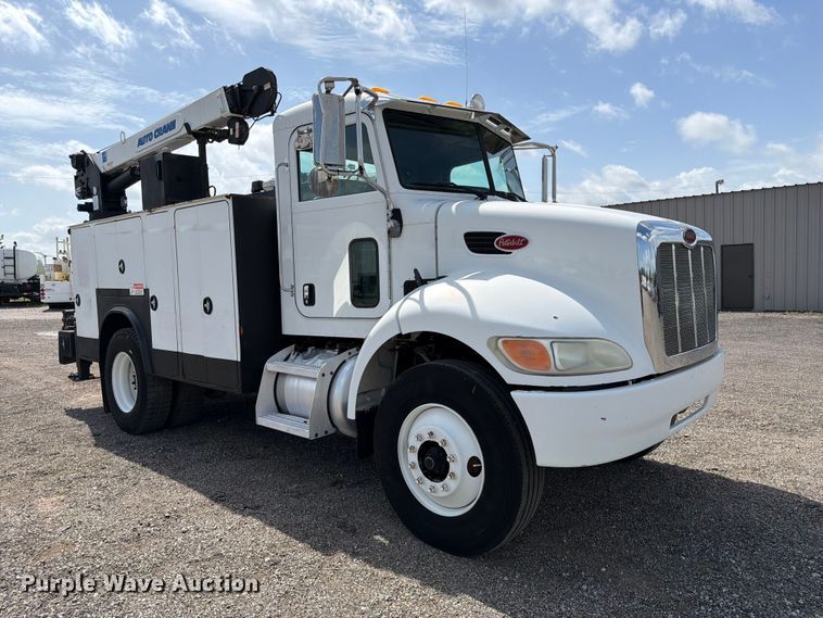 2006 Peterbilt 335 Utility / Service Truck - photo 3
