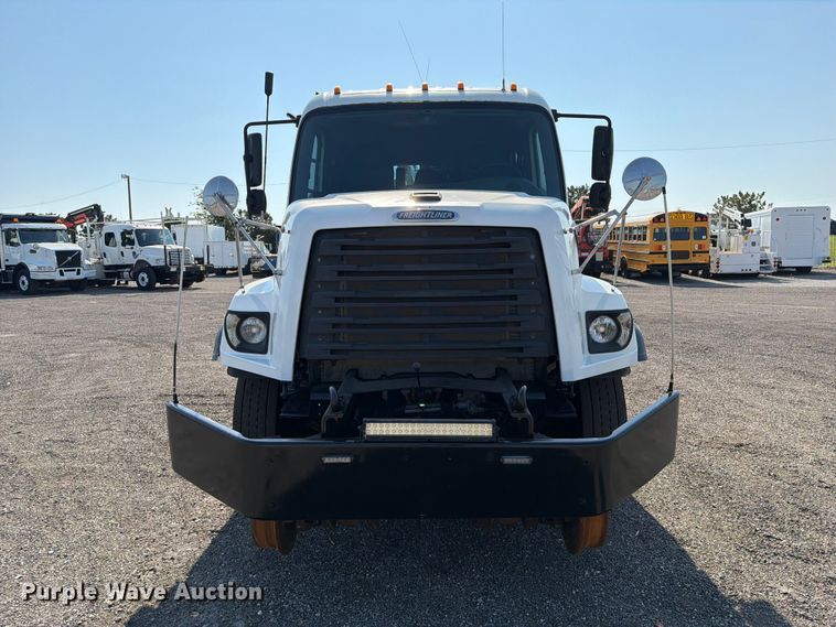 2013 Freightliner 108SD Crew Cab Crane Truck - photo 2