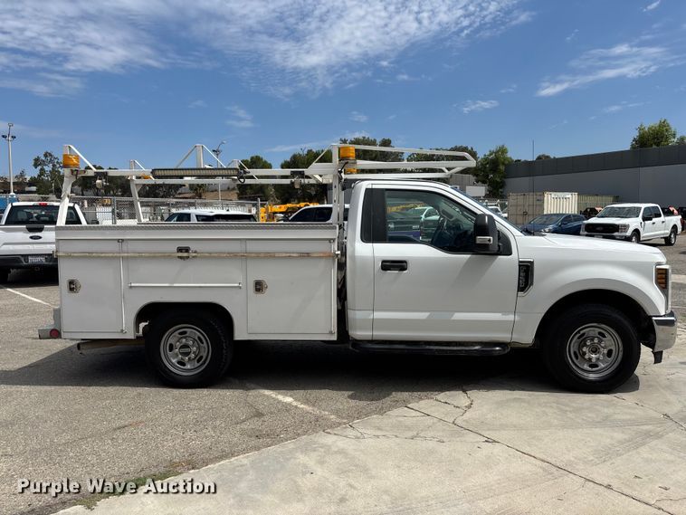 2019 Ford F250 Super Duty Utility Bed Pickup Truck - photo 4