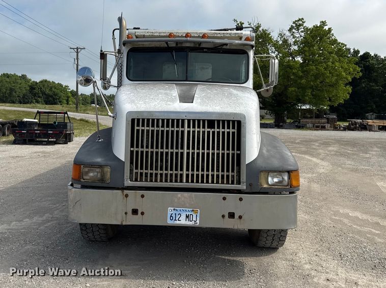 1991 International 9400 Dump Truck - photo 2