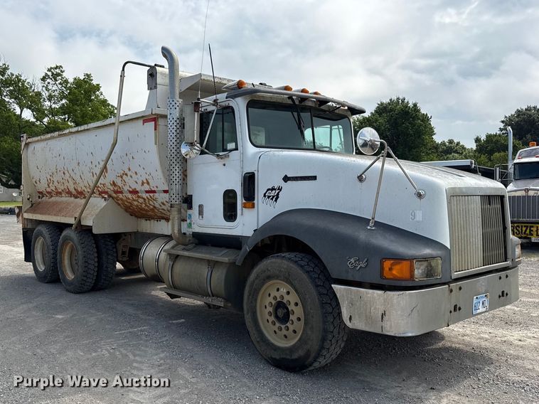 1991 International 9400 Dump Truck - photo 3