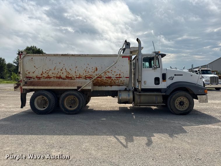 1991 International 9400 Dump Truck - photo 4