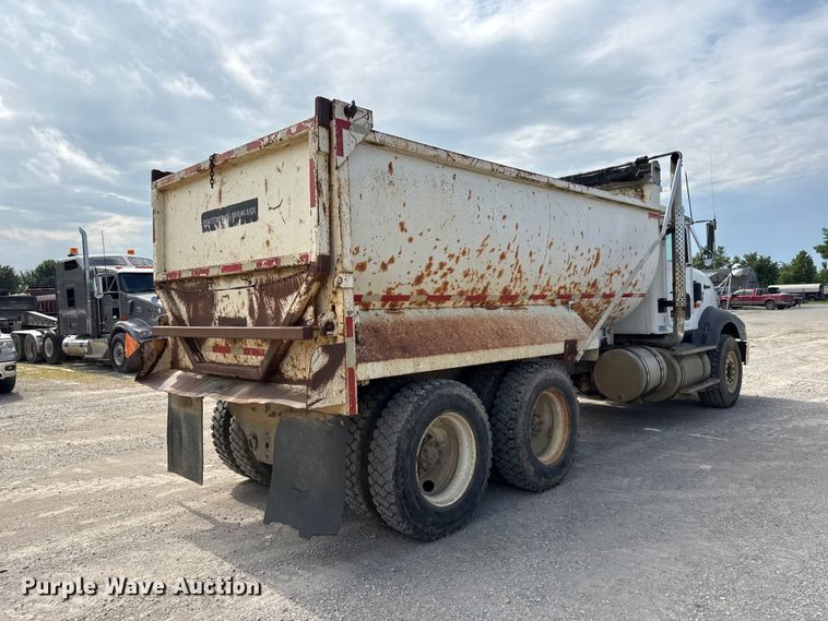 1991 International 9400 Dump Truck - photo 5