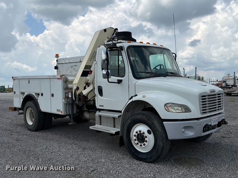 2004 Freightliner Business Class M2 106 Utility / Service Truck - photo 3