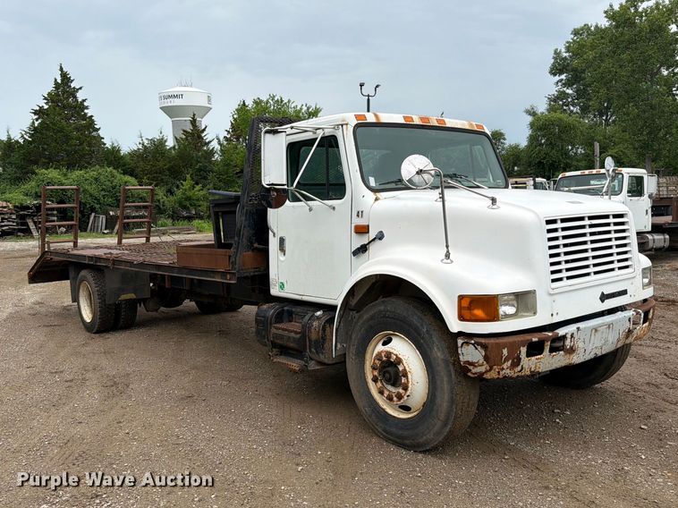 1996 International 4900 Flatbed Truck - photo 3