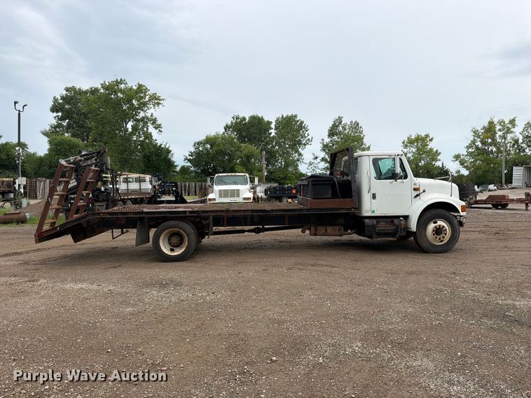 1996 International 4900 Flatbed Truck - photo 4