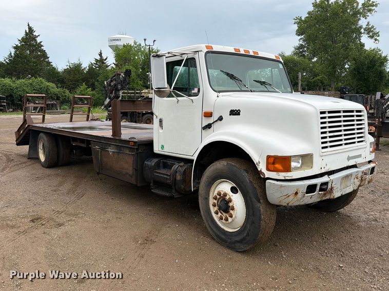 1994 International 4900 Flatbed Truck - photo 3