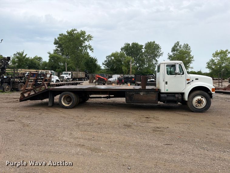 1994 International 4900 Flatbed Truck - photo 4