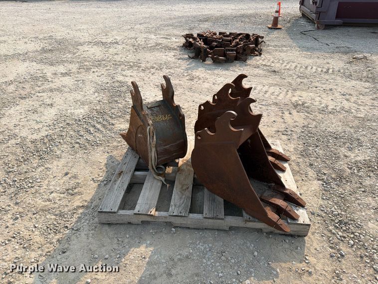 (3) Kubota 12" W Mini Excavator Buckets - photo 4