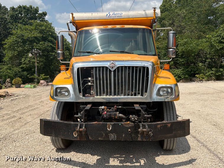 2006 International 7400 Dump Truck - photo 2