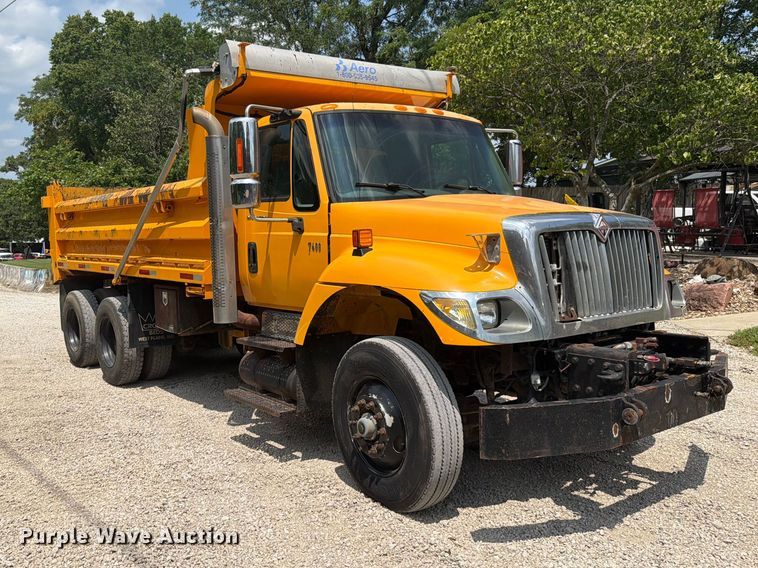 2006 International 7400 Dump Truck - photo 3