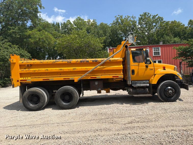 2006 International 7400 Dump Truck - photo 4