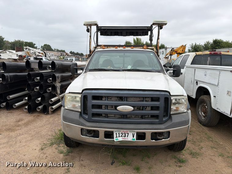 2006 Ford F450 Flatbed Truck - photo 2