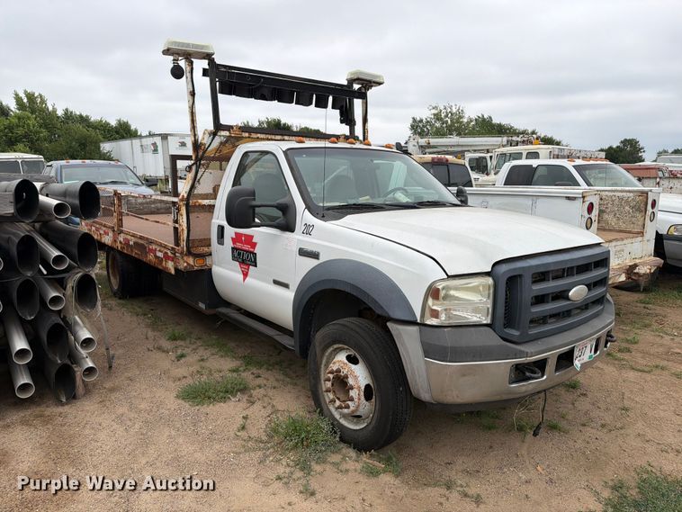 2006 Ford F450 Flatbed Truck - photo 3