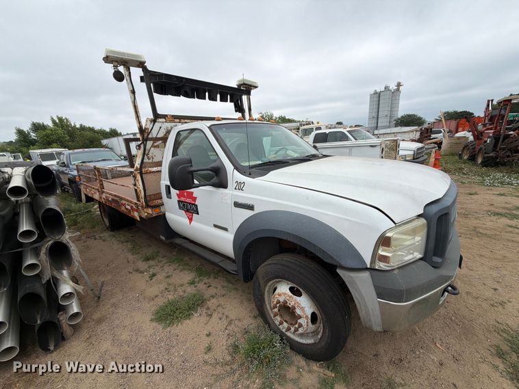 2006 Ford F450 Flatbed Truck - photo 4