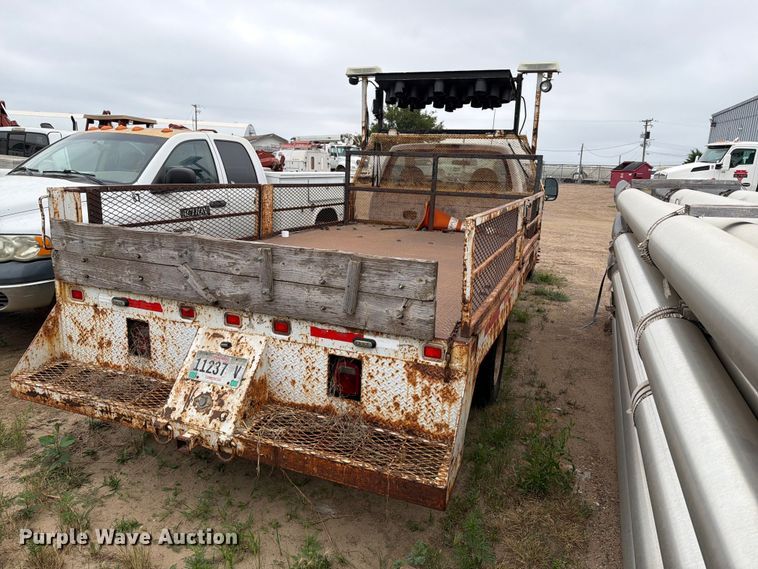 2006 Ford F450 Flatbed Truck - photo 5
