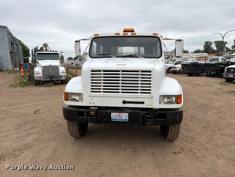1993 International 4700 Crew Cab Utility / Service Truck - photo 2