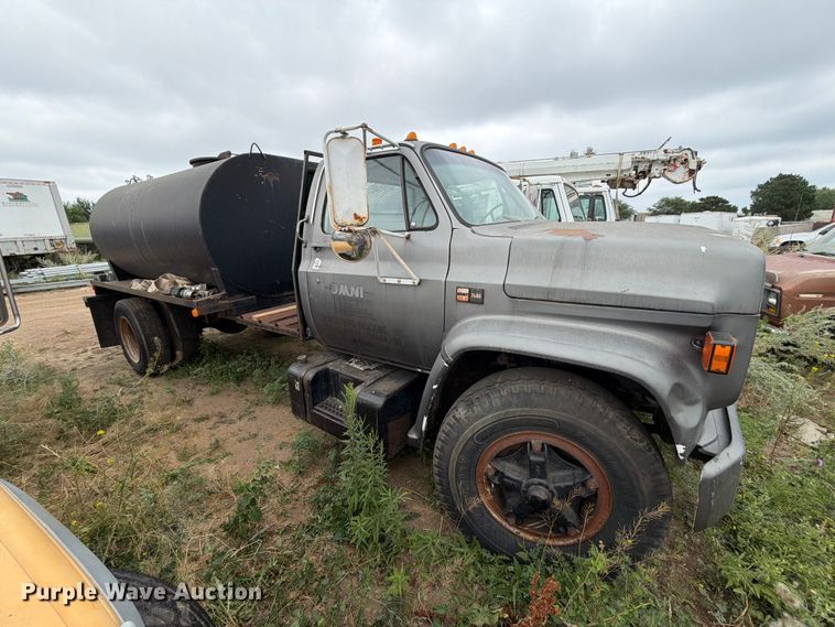 1986 GMC C7 Water Truck - photo 4