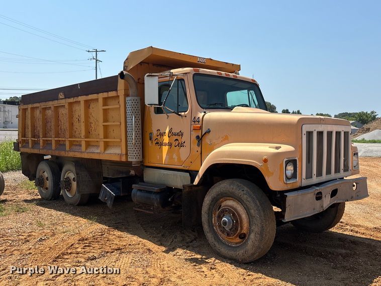 1996 International F-2574 Dump Truck - photo 3