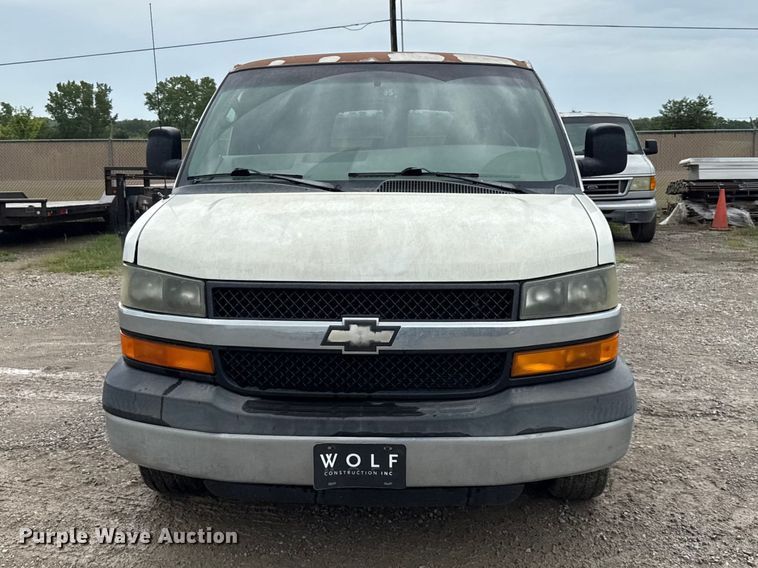 2007 Chevrolet Express 3500 Van - photo 2
