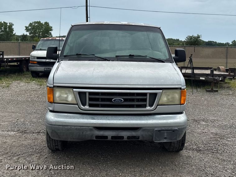 2006 Ford E350 Super Duty XLT Van - photo 2