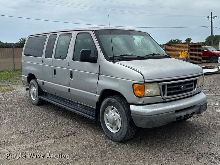 2006 Ford E350 Super Duty XLT Van - photo 3