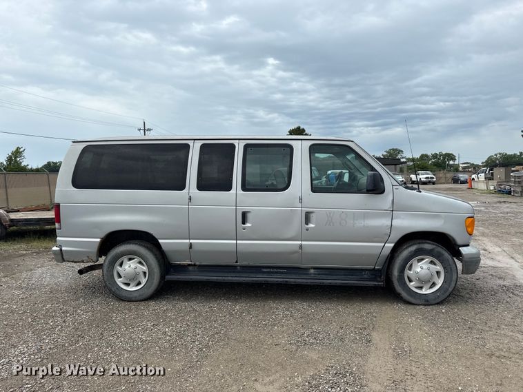 2006 Ford E350 Super Duty XLT Van - photo 4