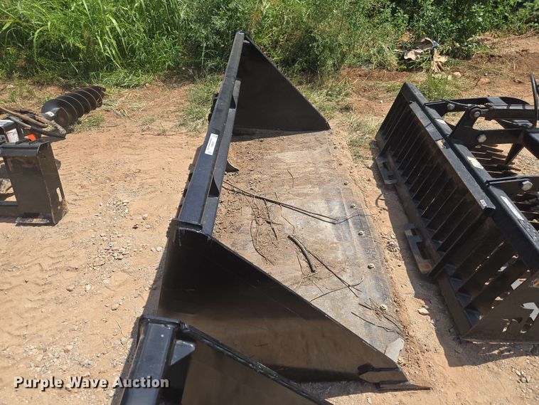 Kubota LM2584 Skid Steer Bucket - photo 2