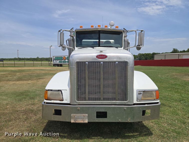 2006 Peterbilt 385 Hook Lift Truck - photo 2