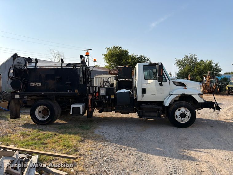 2013 International 7400 Oil Distributor Truck - photo 4