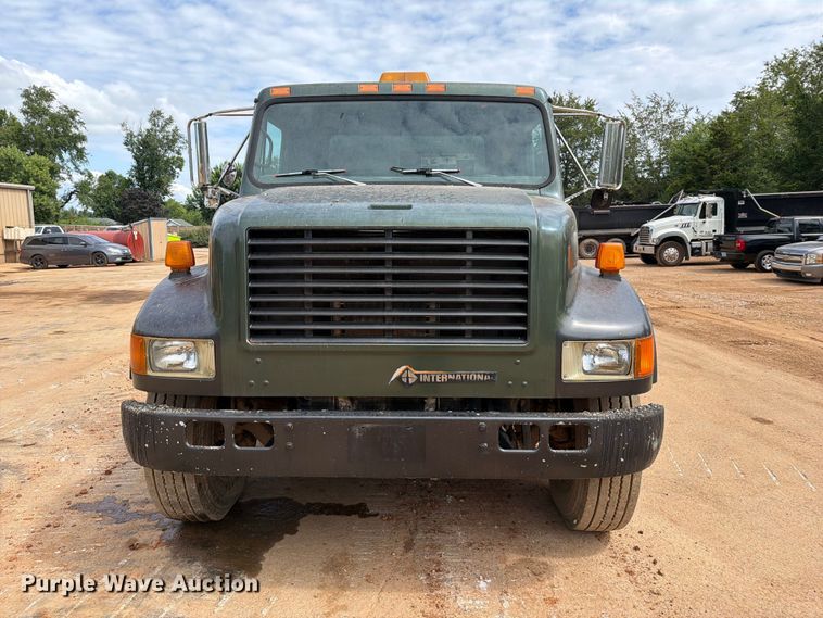 1994 International 4900 Oil Distributor Truck - photo 2