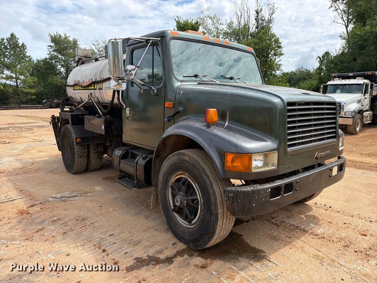 1994 International 4900 Oil Distributor Truck - photo 3