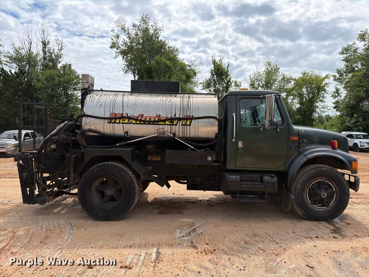 1994 International 4900 Oil Distributor Truck - photo 4
