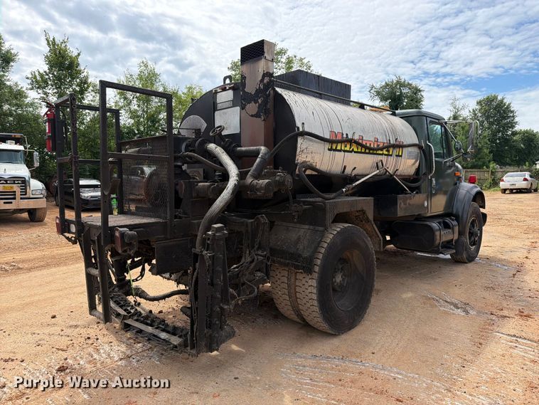 1994 International 4900 Oil Distributor Truck - photo 5