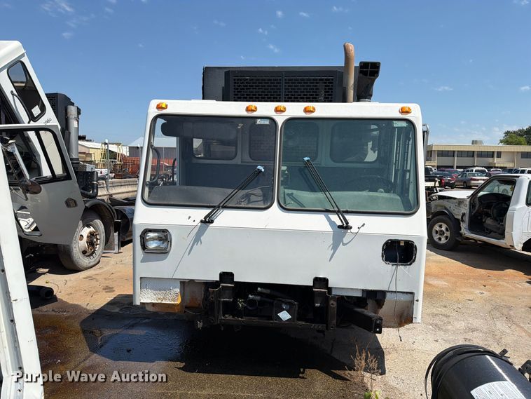 2012 Crane Carrier Low Entry Refuse Truck - photo 2